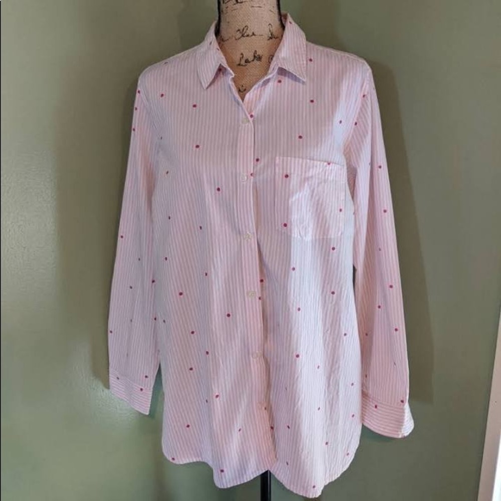 Cute pink and white button down🔥🔥💖